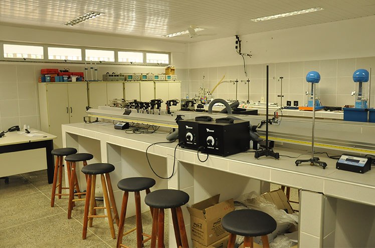 Laboratório de Mecânica e Eletromagnetismo Laboratório de Mecânica e Eletromagnetismo
