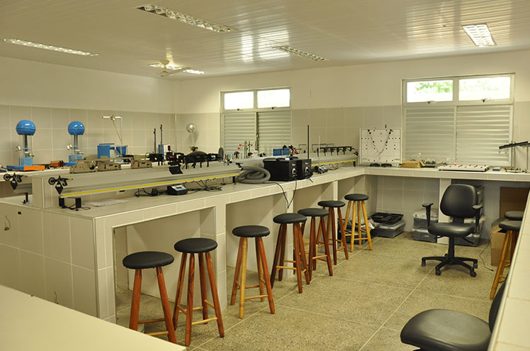 Laboratório de Mecânica e Eletromagnetismo Laboratório de Mecânica e Eletromagnetismo