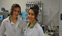 Antônia Emylle e Amanda Melo Freire são alunas do 6º período do curso de Química