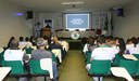 Os estudantes assistiram a palestras.