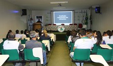 Os estudantes assistiram a palestras.