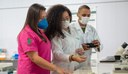 Gabriela (à esquerda) comanda laboratório de reprodução animal