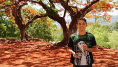 Shimon escreve poemas desde a adolescência.