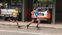 Ruan Félix (à frente) compete na prova de 800 metros