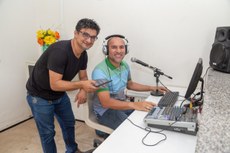 O técnico em audiovisual Geo Brasil e o professor Clodoaldo Alves, durante o programa No Pé de Serra
