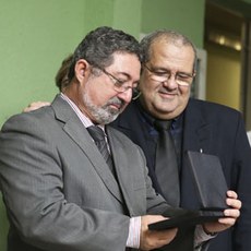 Moisés Mota entrega placa de homenagem a Cláudio Ricardo. (foto: Francisco da Costa)