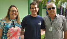 Alyson Silva, bronze OBI 2018, entre os prof. Janaina Cruz e Ernani Leite.JPG