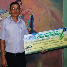 Na imagem, Antônio Lopes com a premiação conquistada (Foto: Rafael Oliveira).
