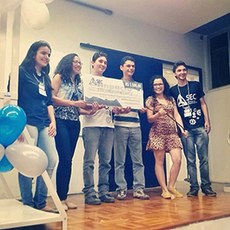 Na imagem, a equipe campeã recebendo a premiação. (Foto: divulgação).