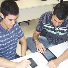 Na imagem, os alunos Marcus Pimenta (esquerda) e João Paulo (direita), responsáveis pelo desenvolvimento do Bus-K Fortaleza. (Foto: Rafael Oliveira).