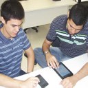 Na imagem, os alunos Marcus Pimenta (esquerda) e João Paulo (direita), responsáveis pelo desenvolvimento do Bus-K Fortaleza. (Foto: Rafael Oliveira).