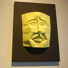 Moisés Mota entrega placa de homenagem a Cláudio Ricardo. (foto: Francisco da Costa)