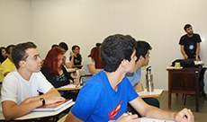 Alunos veteranos ministram cursos para novatos. Foto: Marília Gabrielle