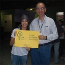 Larissa Lima, representado a equipe vencedora da categoria Voto Popular, ao lado do professor Luiz Coutinho. (Foto: Júlia Brito)