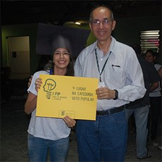 Larissa Lima, representado a equipe vencedora da categoria Voto Popular, ao lado do professor Luiz Coutinho. (Foto: Júlia Brito)