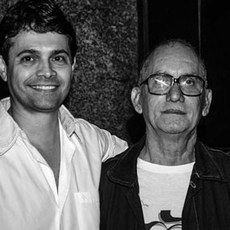 Na imagem, o professor Marcelo Costa (direita) acompanhado pelo Chefe do Departamento de Artes do campus de Fortaleza do IFCE, Max Arruda (esquerda).