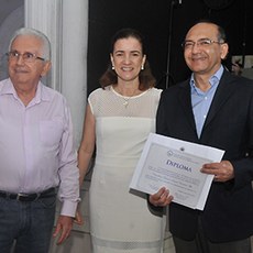 Imagem: O professor Samuel Brasileiro Filho entre o vice- presidente do Conselho Regional de Química, João Aldesio Pinheiro Holanda, e a esposa do homenageado, Ladyjane Brasileiro ( Foto: Divulgação)