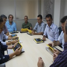 Na imagem, docentes recebendo os tablets. (Foto: Rafael Oliveira).