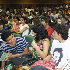 Mais de 300 alunos lotaram o auditório. (Foto: Roberta Eusébio).