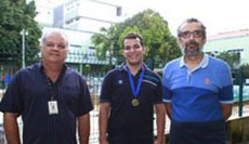 Alyson Silva ladeado pelos professores Ernani Leite (a esquerda) e Ricardo Guedes (a direita)