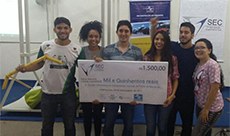 Equipe de alunos do campus de Fortaleza apresentam o cheque prêmio da UFC.