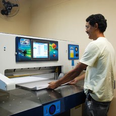 Na imagem, o servidor Paulo Varela realizando trabalhos no equipamento. (Foto: Gabriella Maciel).