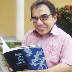 Na imagem, Fernando Lira, organizador da obra Jogos para Cenas Cômicas (Manuella Nobre).