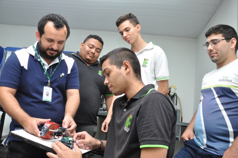 Equipe analisa controlador