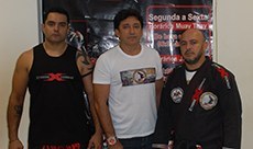 Na imagem Paraguassu (centro) ao lado dos professores Márcio (direita) e Luiz (esquerda).