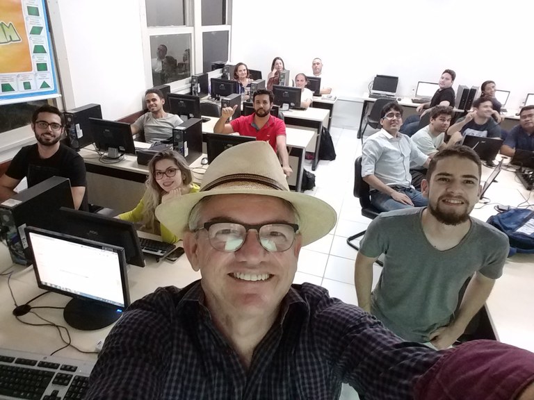 Curso Moodle- prof. Denys e participantes-arquivo Denys.jpg Curso Moodle- prof. Denys e participantes-arquivo Denys.jpg