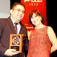 Agebson Façanha, na solenidade de entrega da premiação, acompanhado por Áurea Lopes - Diretora Executiva da Revista ARede. (foto: divulgação).  
