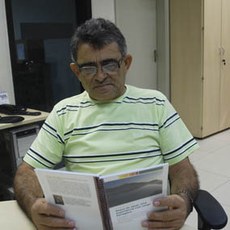 O professor Nilson Araújo aprecia o resultado do seu trabalho (Foto: Rafael Oliveira).