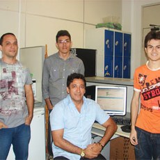 O coordenador Paraguassu Cavalcante (centro), os servidores Marcos Sampaio e Renato Euclides e o aluno Alcides Júnior desenvolveram o sistema.