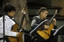 Violonistas Jeias Silvestre e Gustavo Silveira tocando