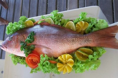 Peixe frito inteiro antes de ir ao fogo