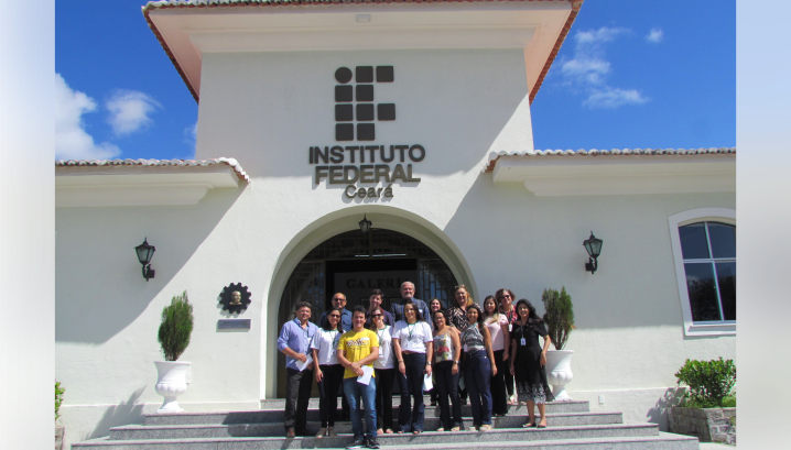 Grupo de professores do campus de Horizonte na frente do Memorial do IFCE.png