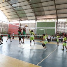 Atacante de Iguatu corta e dois jogadores de Fortaleza sobrem no bloqueio