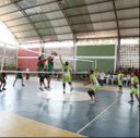 Atacante de Iguatu corta e dois jogadores de Fortaleza sobrem no bloqueio