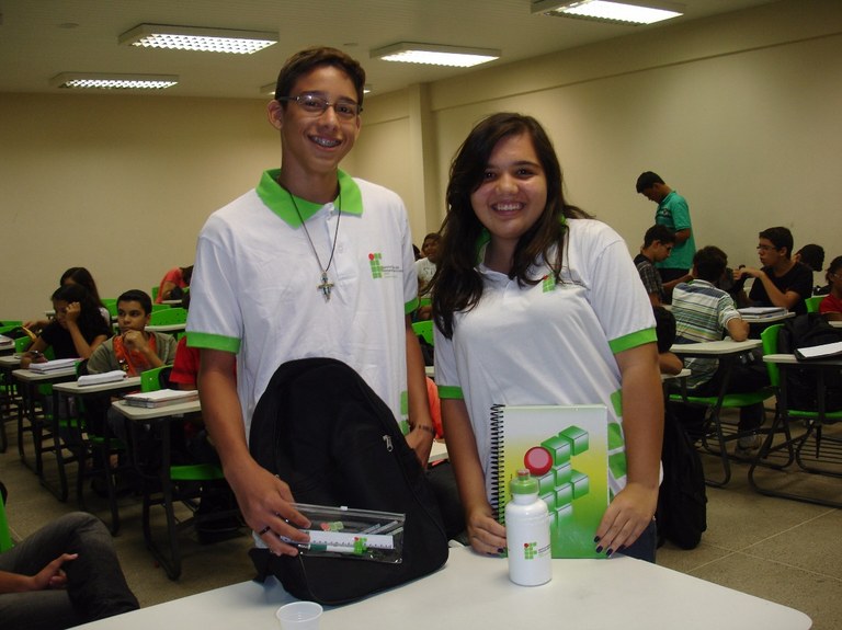 Estudantes recebem os kits escolares.JPG