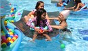 Crianças participam de atividades na piscina.jpg