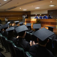 Oradora discente discursa durante a solenidade
