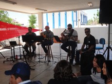 Servidores homenagearam os estudantes com apresentação musical