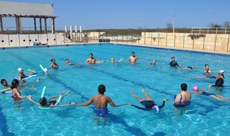 Participantes aprendem técnicas de flutuação