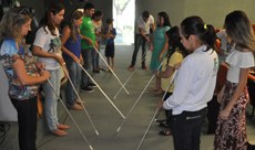 Foram trabalhados temas como psicomotricidade e a utilização de técnicas de bengala para orientação e mobilidade.