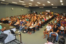 Auditório lotado, pela manhã, na recepção das turmas de ensino superior