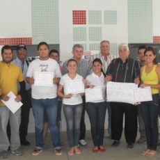 Gestores entregam certificados para alunos (arquivo)