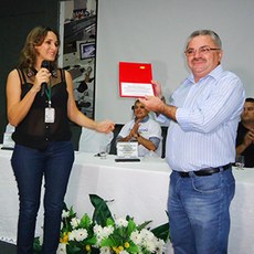 Professora Francisa Goes entrega homenagem do campus ao secretário de Esportes de Maracanaú, Adauto Parente. (Foto: Saulo Rêgo)