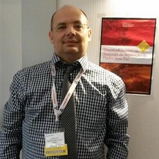 Professor Sandro Jucá apresentando trabalho, baseado no livro, em congresso em Lisboa, Portugal.(Foto: Divulgação)