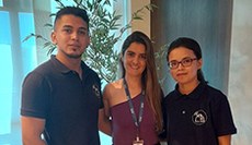 Integrantes da equipe com organização da competição (Foto: divulgação)