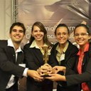 Time Enactus IFCE Maracanaú com o troféu do bicampeonato do prêmio Nufarm de Consciência e Ética no Agronegócio. (Foto: Divulgação)